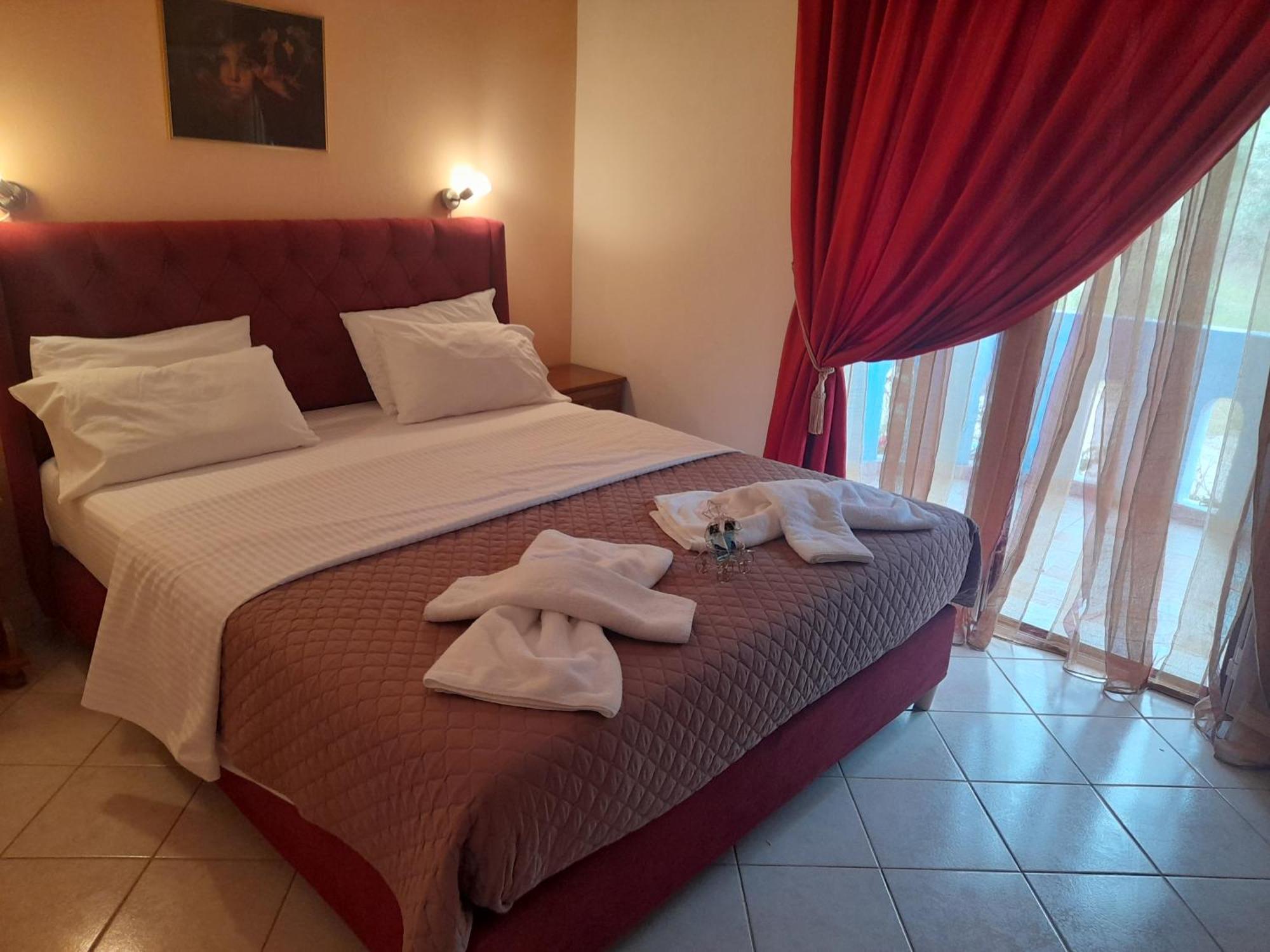 Delfini Aparthotel Akhladherí Екстериор снимка