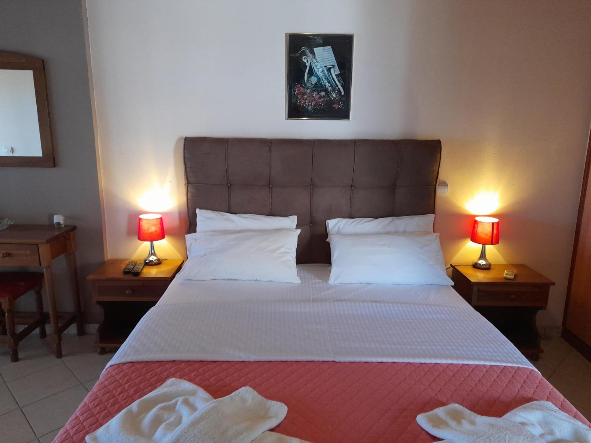 Delfini Aparthotel Akhladherí Екстериор снимка
