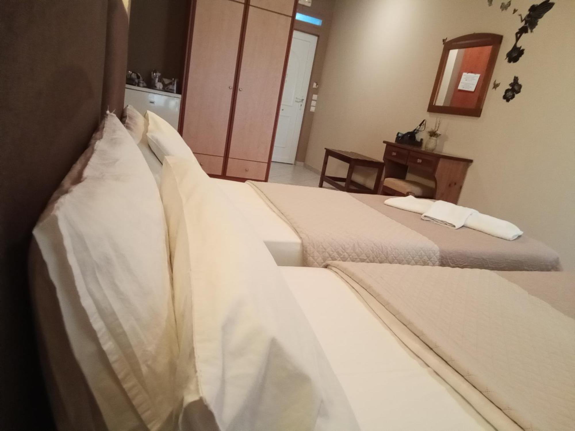 Delfini Aparthotel Akhladherí Екстериор снимка