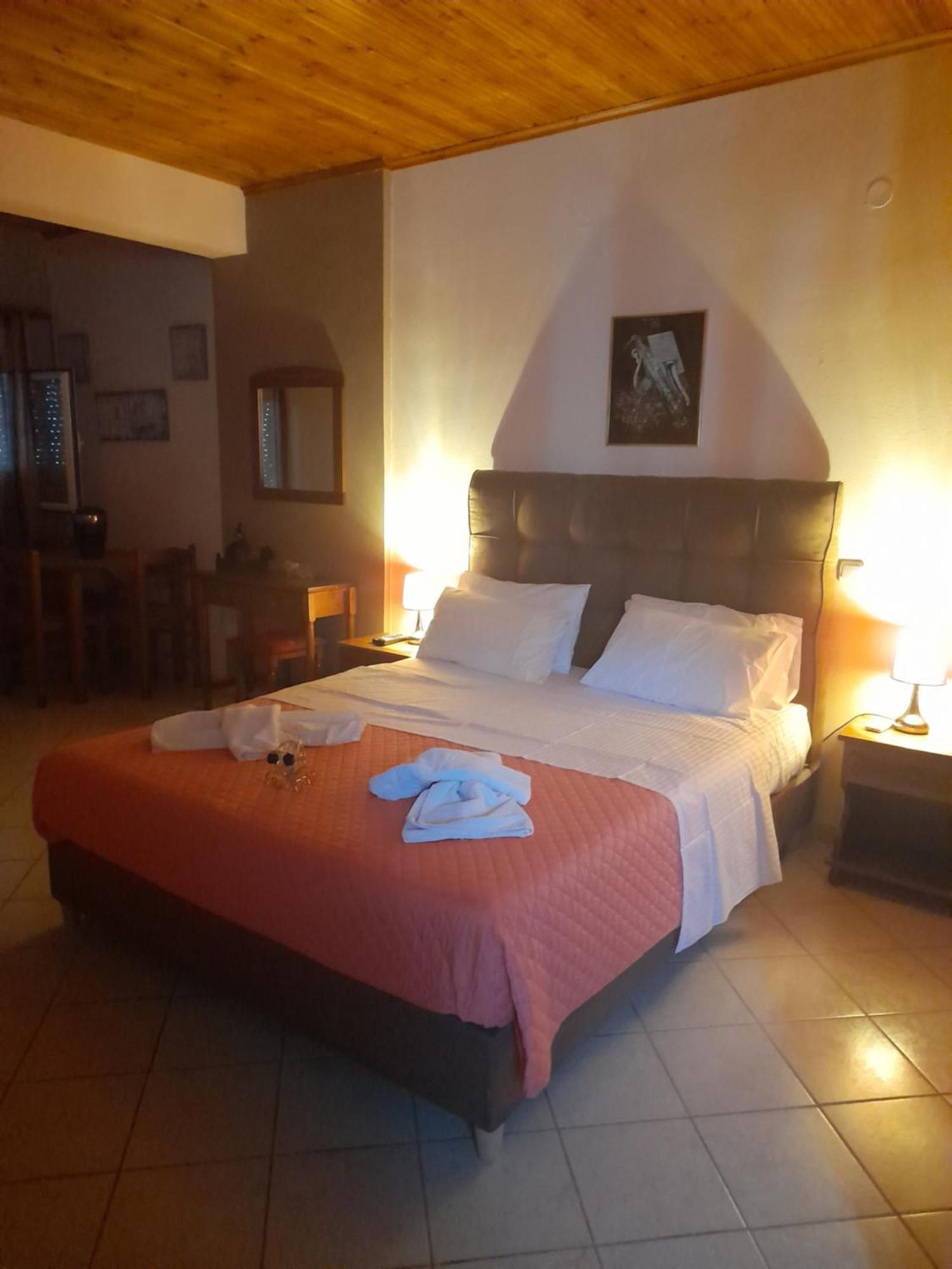 Delfini Aparthotel Akhladherí Екстериор снимка