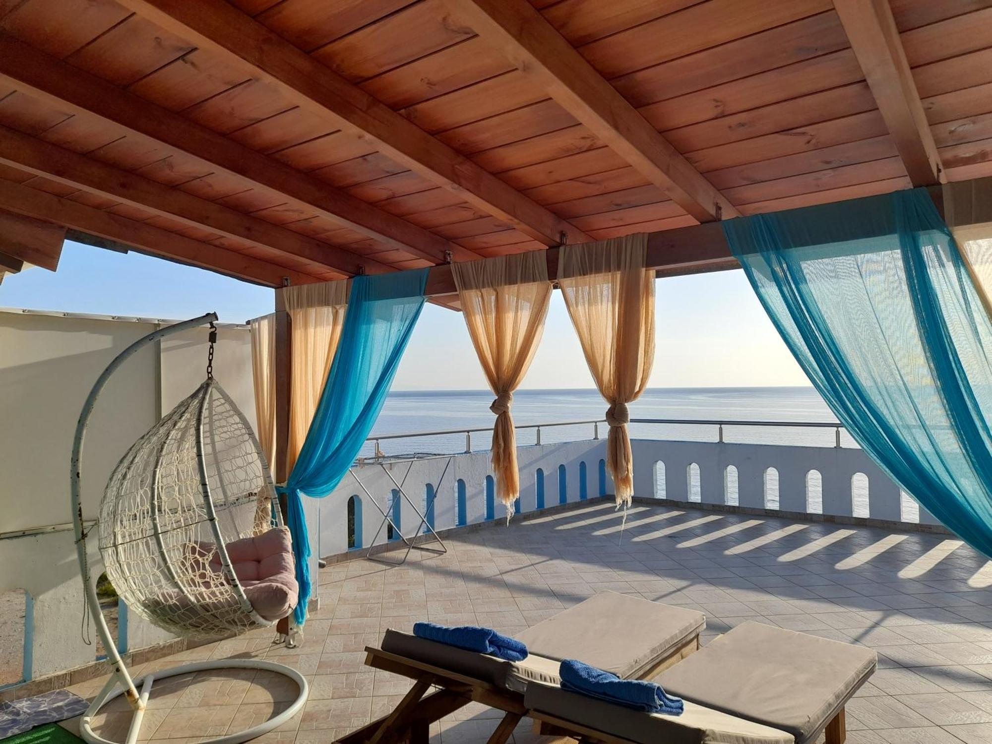 Delfini Aparthotel Akhladherí Екстериор снимка