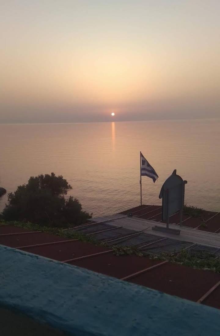 Delfini Aparthotel Akhladherí Екстериор снимка
