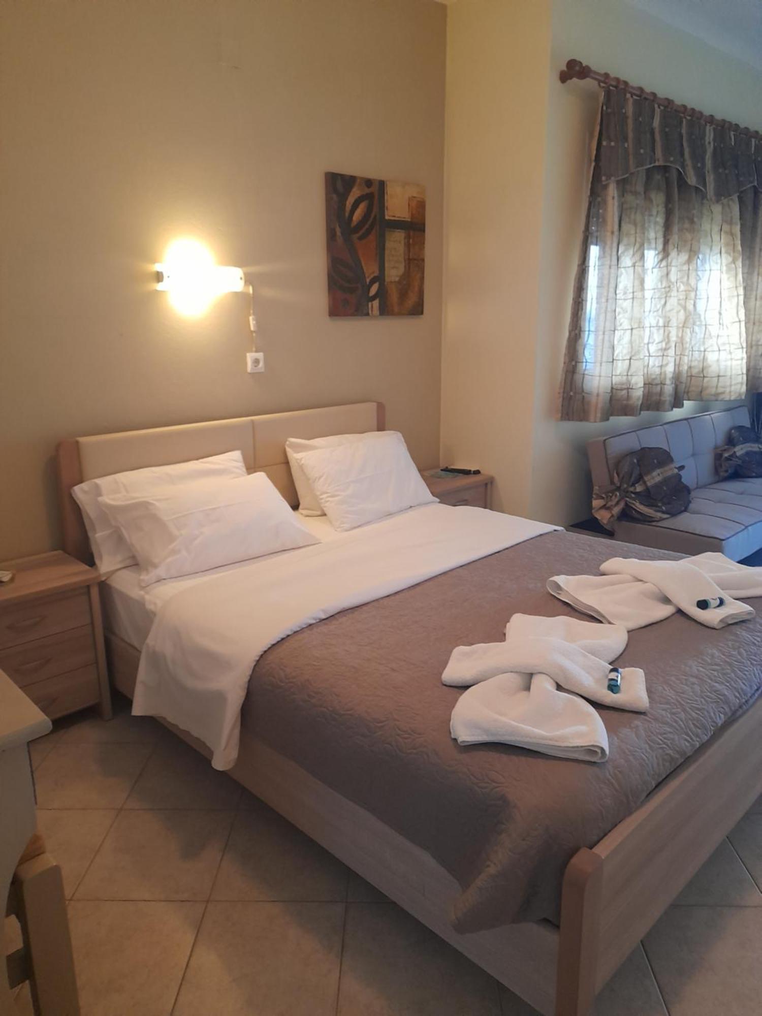 Delfini Aparthotel Akhladherí Екстериор снимка