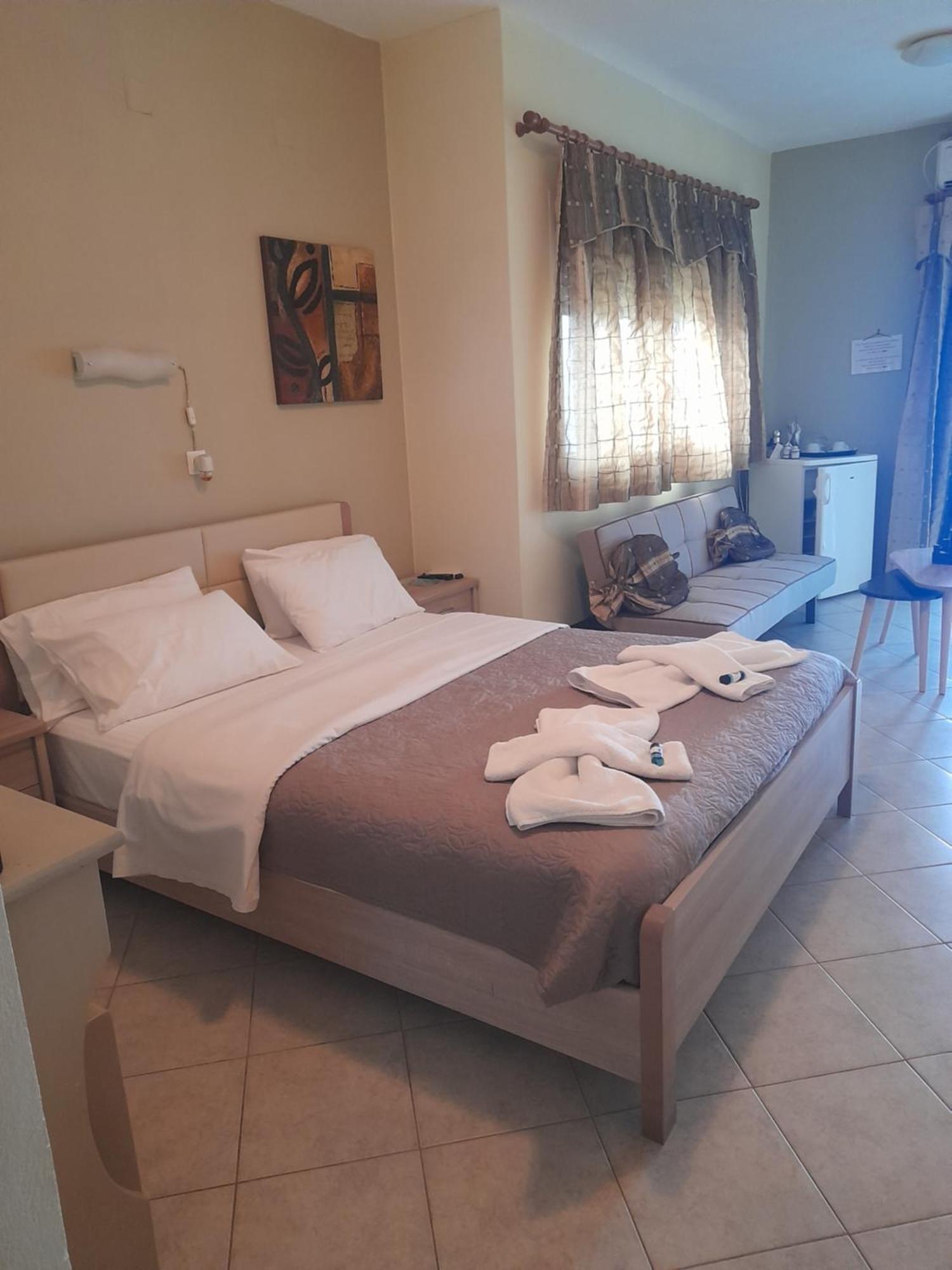 Delfini Aparthotel Akhladherí Екстериор снимка