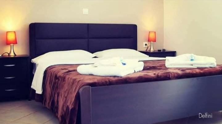 Delfini Aparthotel Akhladherí Екстериор снимка