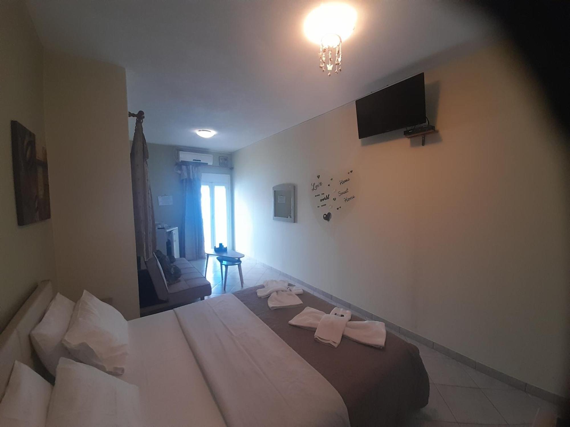 Delfini Aparthotel Akhladherí Екстериор снимка