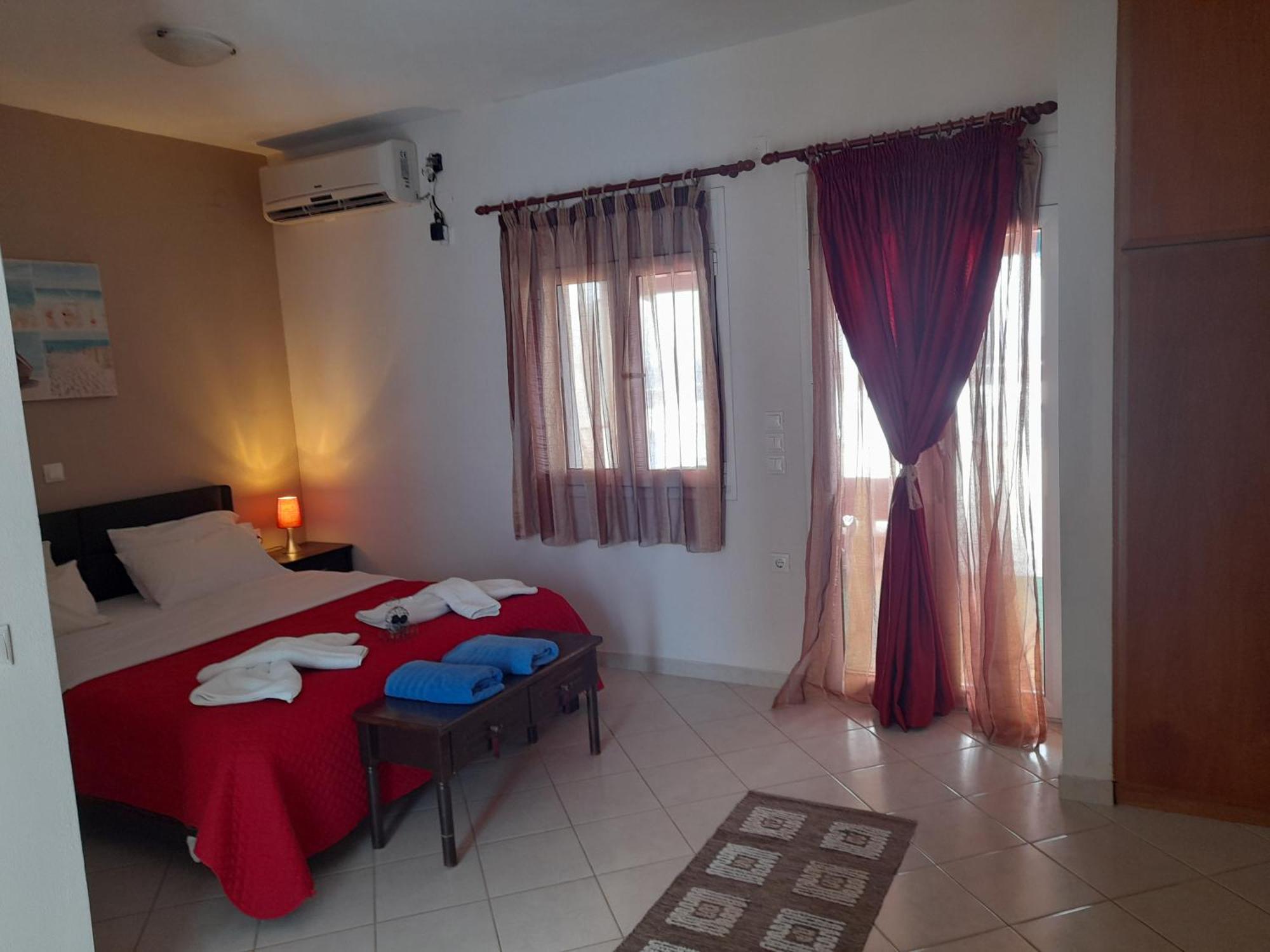 Delfini Aparthotel Akhladherí Екстериор снимка