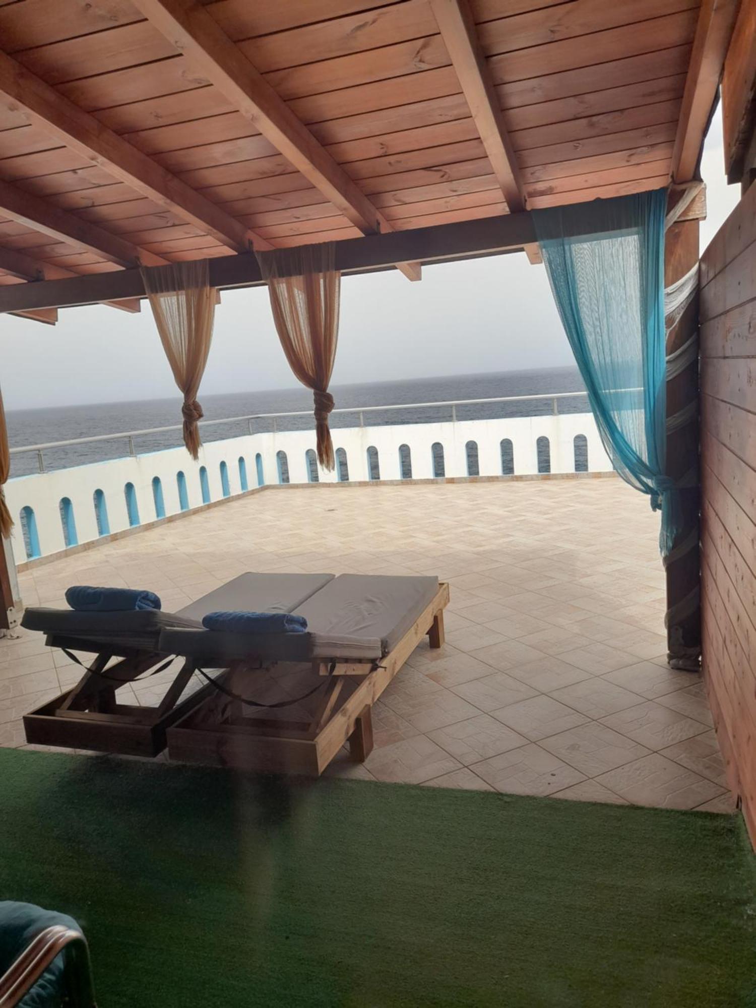 Delfini Aparthotel Akhladherí Екстериор снимка