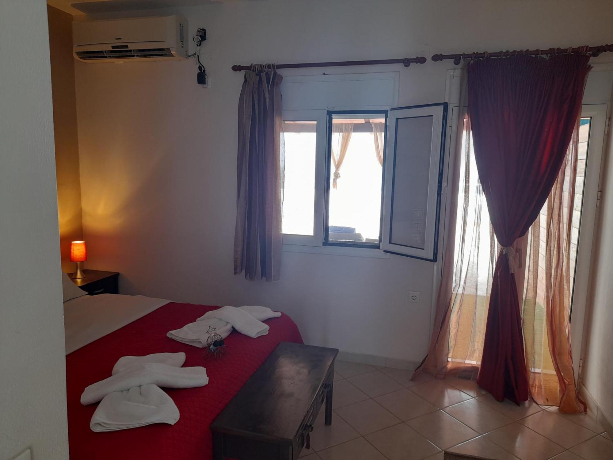 Delfini Aparthotel Akhladherí Екстериор снимка