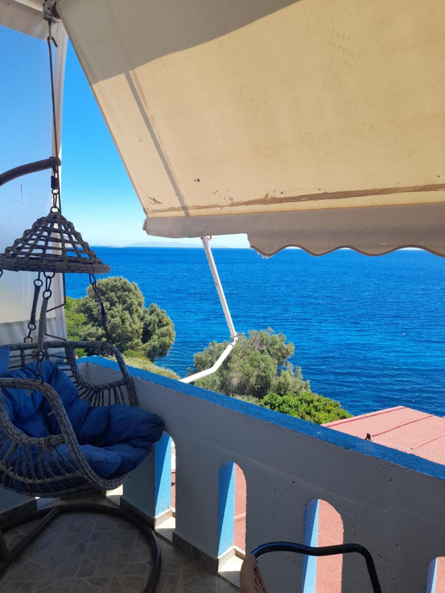 Delfini Aparthotel Akhladherí Екстериор снимка