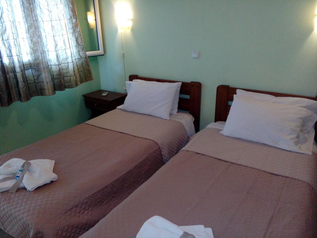 Delfini Aparthotel Akhladherí Екстериор снимка